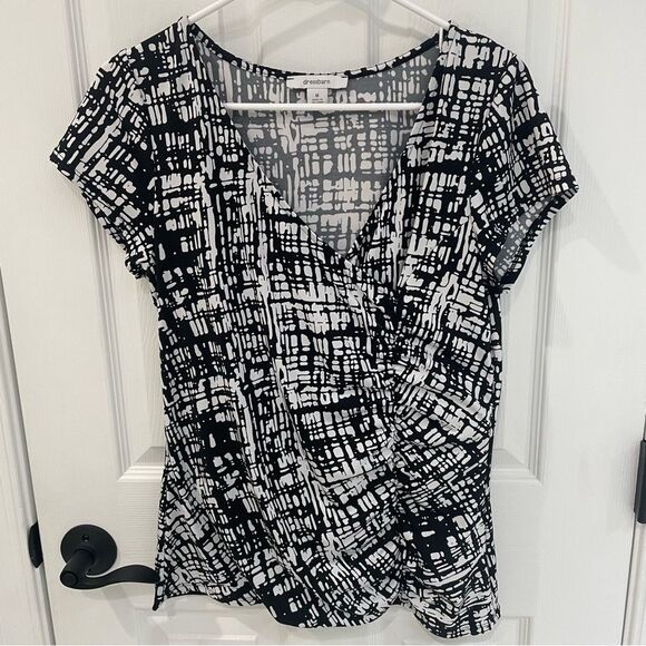 Dress Barn Tops - Dress Barn Abstract Black and White Faux Wrap V Neck Rousched Top Women’s Size M